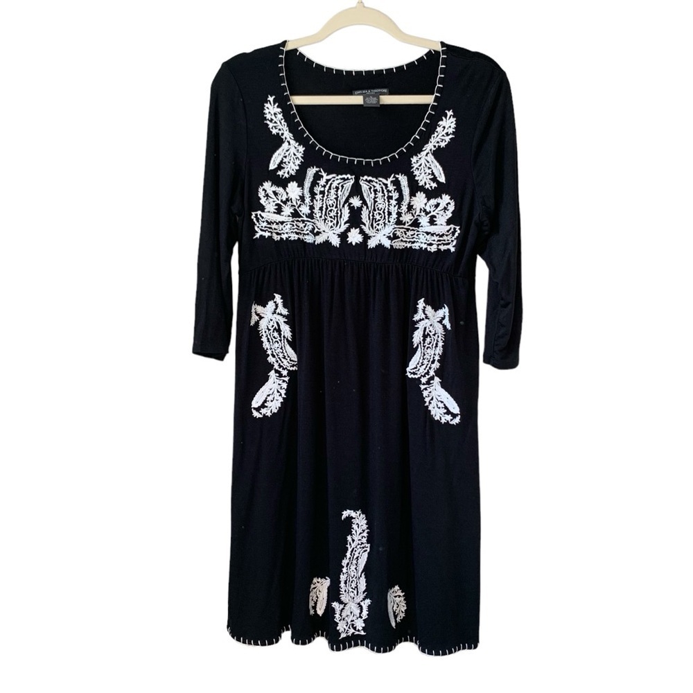 Chelsea & Theodore black knit dress with white embroidery. Size‎ M
